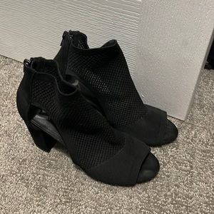 Report Tarragon Black Heels. Size 9